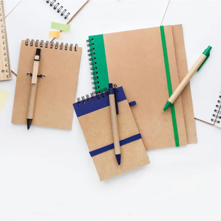 Notes reklamowy spiralny z papieru z recyklingu z 60 kartkami w linie z długopisem