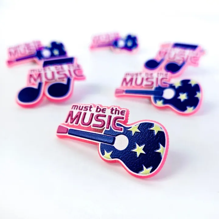 PRZYPINKI Z TWARDEJ ŻYWICY W INDYWIDUALNYM KSZTAŁCIE