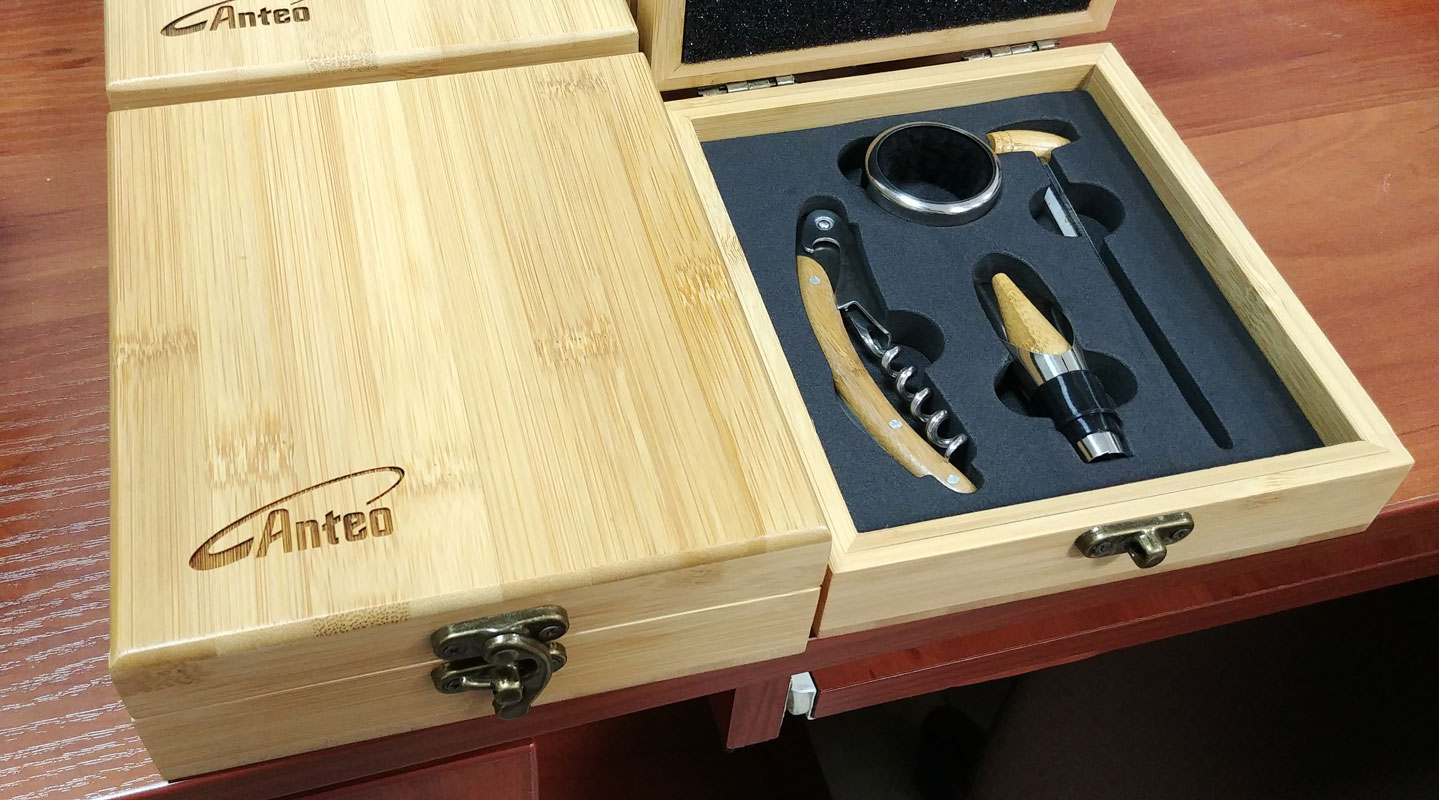 Engraved wine set