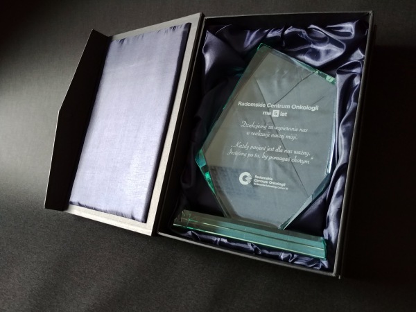  ENGRAVED GLASS TROPHY