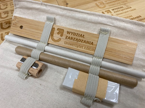  DESK SET IN A JUTE AND COTTON CASE + ENGRAVING