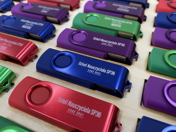  PENDRIVE 2.0 with PERSONALIZED ENGRAVING