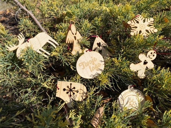  SET OF CHRISTMAS PENDANTS IN A RED BAG
